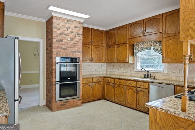280 Camelot Drive, Fayetteville, GA 30214