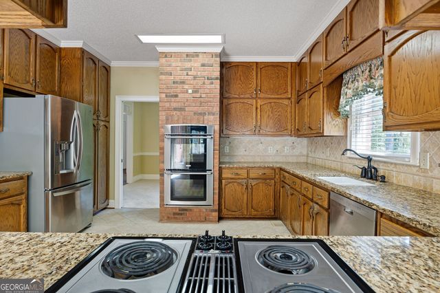 280 Camelot Drive, Fayetteville, GA 30214