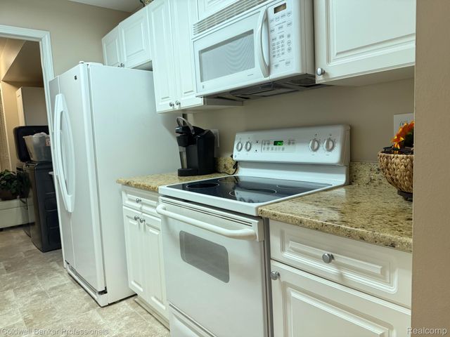 5349 Brookemonte Circle, Oakland Charter Township, MI 48306