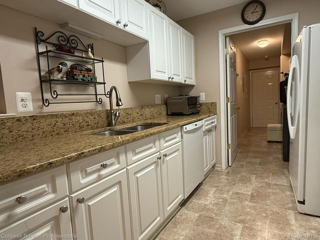5349 Brookemonte Circle, Oakland Charter Township, MI 48306