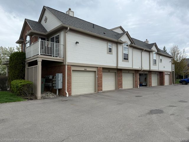 5349 Brookemonte Circle, Oakland Charter Township, MI 48306