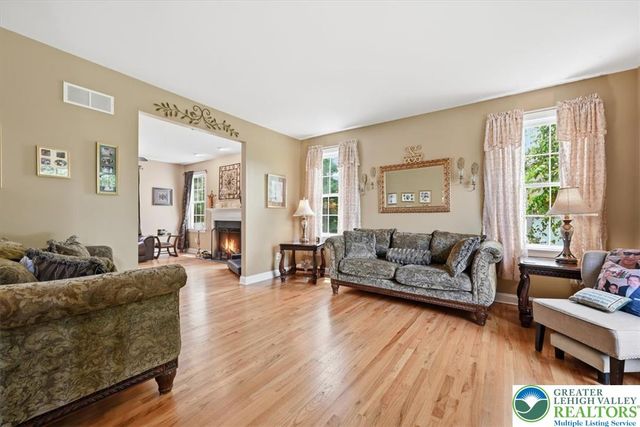 4559 Oakwood Lane, Lower Nazareth Twp, PA 18064