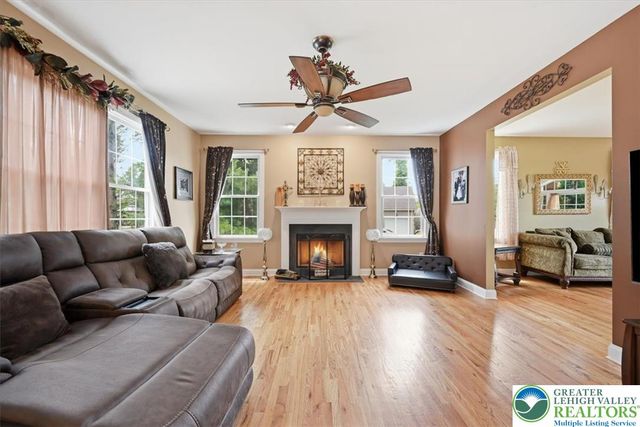 4559 Oakwood Lane, Lower Nazareth Twp, PA 18064