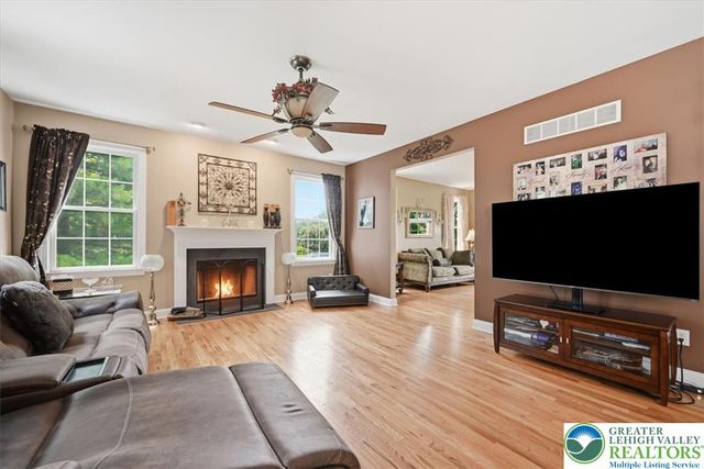 4559 Oakwood Lane, Lower Nazareth Twp, PA 18064