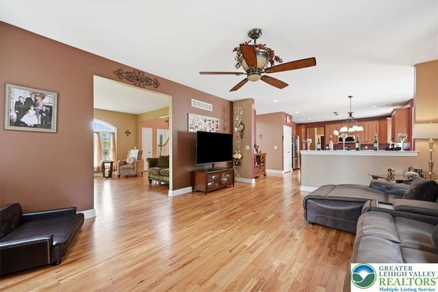 4559 Oakwood Lane, Lower Nazareth Twp, PA 18064