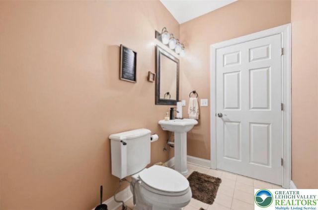 4559 Oakwood Lane, Lower Nazareth Twp, PA 18064