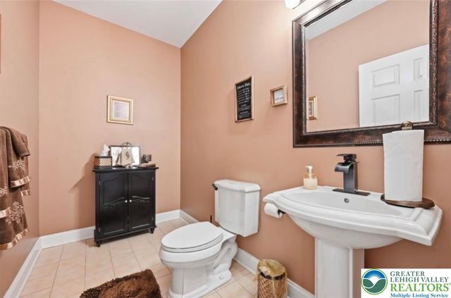 4559 Oakwood Lane, Lower Nazareth Twp, PA 18064