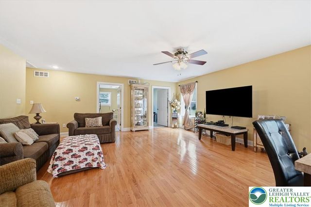 4559 Oakwood Lane, Lower Nazareth Twp, PA 18064