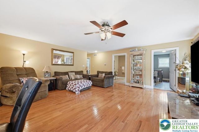 4559 Oakwood Lane, Lower Nazareth Twp, PA 18064