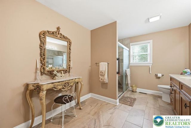 4559 Oakwood Lane, Lower Nazareth Twp, PA 18064