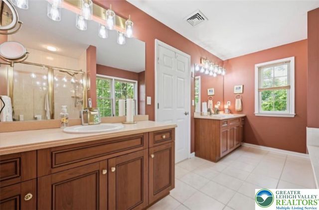 4559 Oakwood Lane, Lower Nazareth Twp, PA 18064