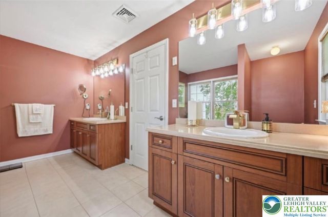 4559 Oakwood Lane, Lower Nazareth Twp, PA 18064