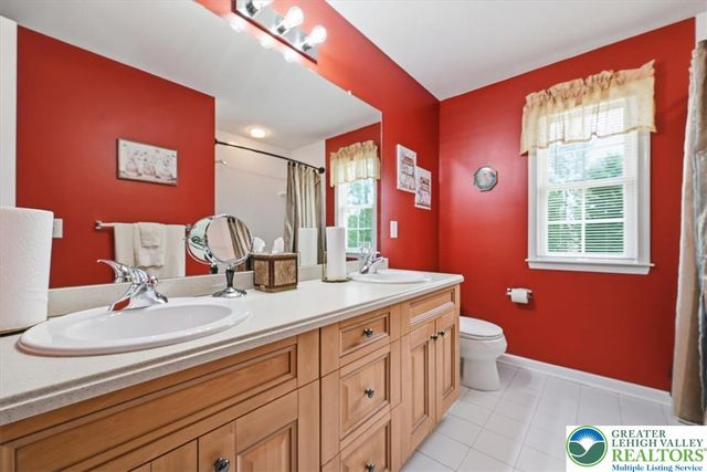 4559 Oakwood Lane, Lower Nazareth Twp, PA 18064