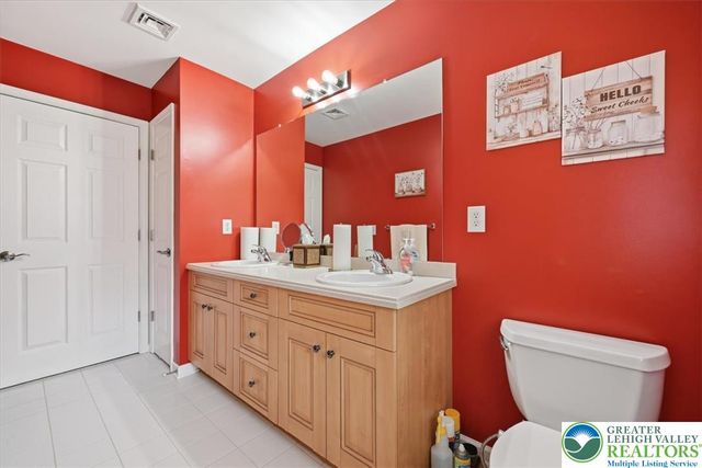 4559 Oakwood Lane, Lower Nazareth Twp, PA 18064