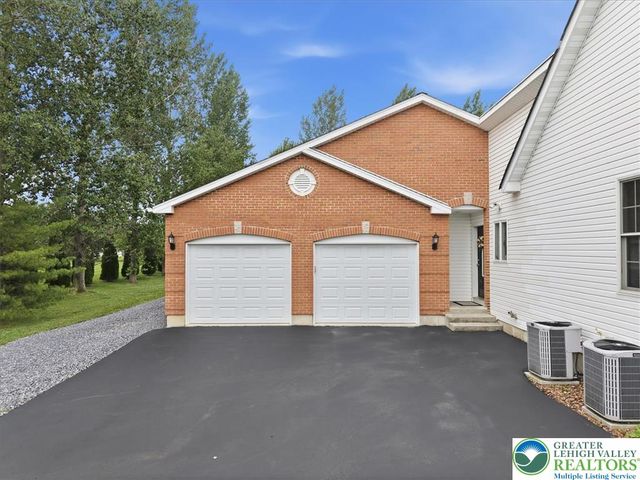 4559 Oakwood Lane, Lower Nazareth Twp, PA 18064