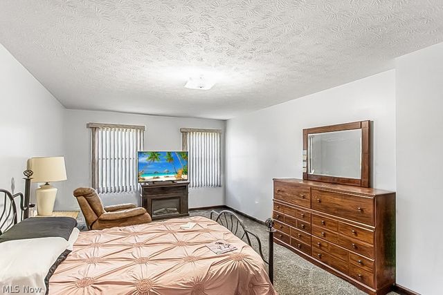900 McArthur Drive, Girard, OH 44420