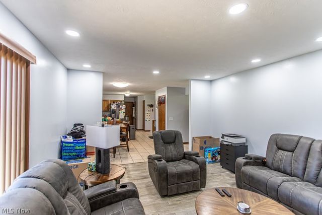 900 McArthur Drive, Girard, OH 44420