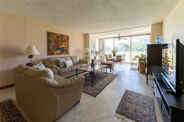 3700 Oaks Clubhouse Drive 103, Pompano Beach, FL 33069