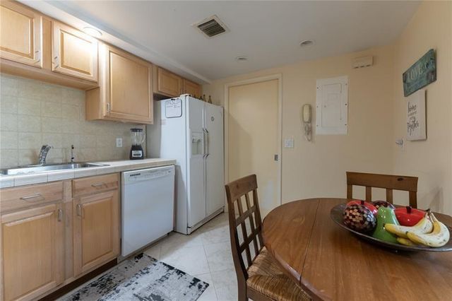3700 Oaks Clubhouse Drive 103, Pompano Beach, FL 33069