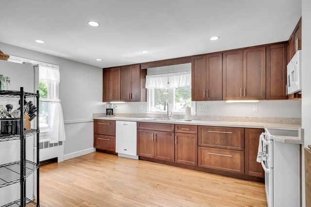 6 Fairview Ter, Woburn, MA 01801