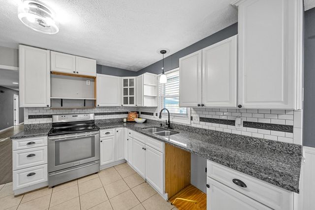 823 Oak Hurst Drive, Hopkinsville, KY 42240