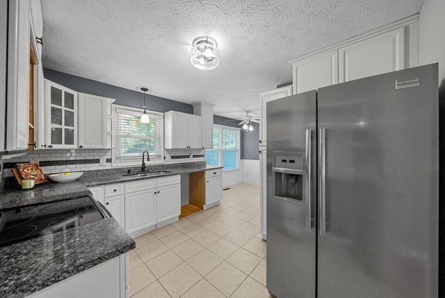 823 Oak Hurst Drive, Hopkinsville, KY 42240