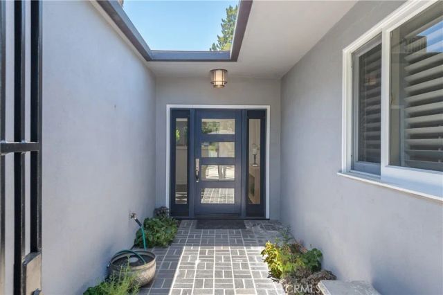 15514 High Knoll Road, Encino, CA 91436