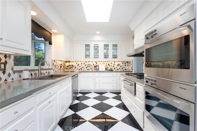 15514 High Knoll Road, Encino, CA 91436