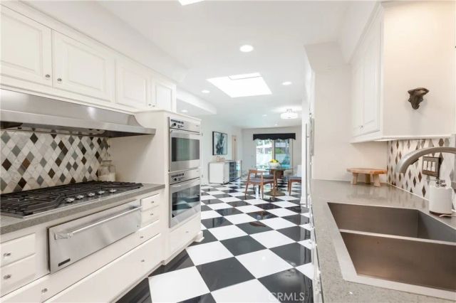 15514 High Knoll Road, Encino, CA 91436