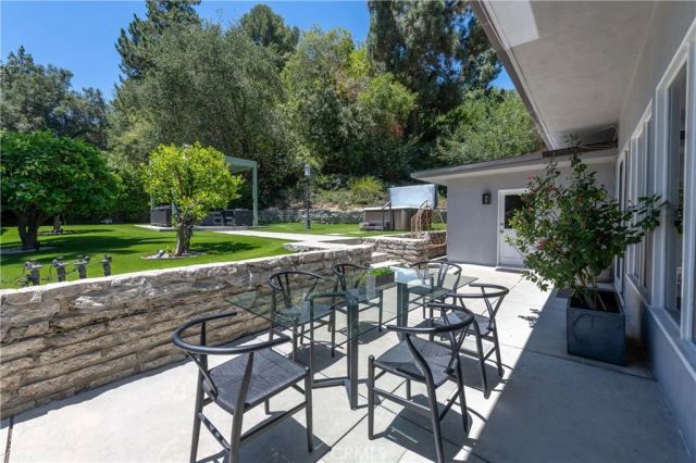 15514 High Knoll Road, Encino, CA 91436