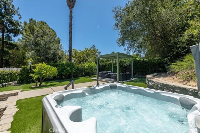 15514 High Knoll Road, Encino, CA 91436
