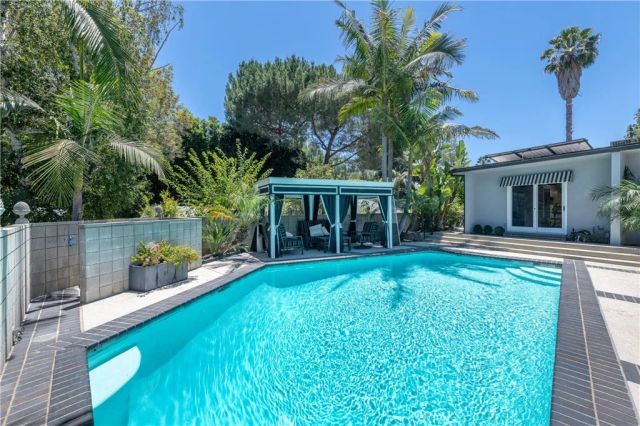 15514 High Knoll Road, Encino, CA 91436