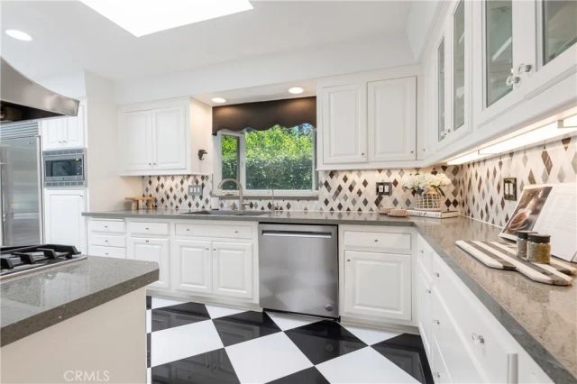 15514 High Knoll Road, Encino, CA 91436