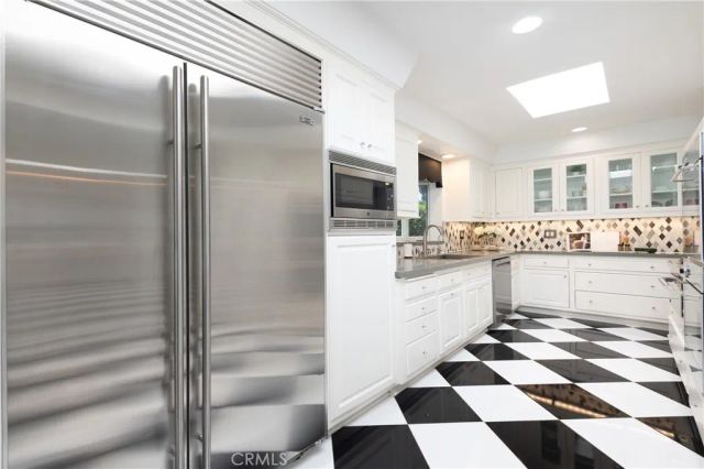 15514 High Knoll Road, Encino, CA 91436