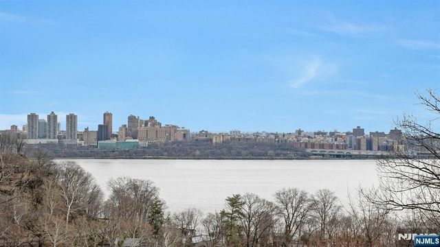 1530 Palisades Avenue Lobby Level, Fort Lee, NJ 07024