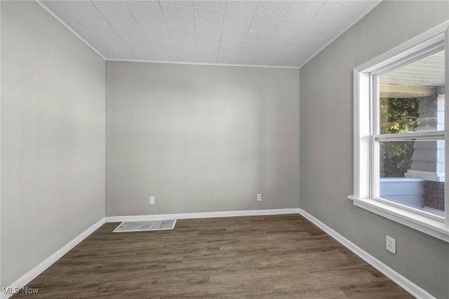 937 W 13th Street, Lorain, OH 44052