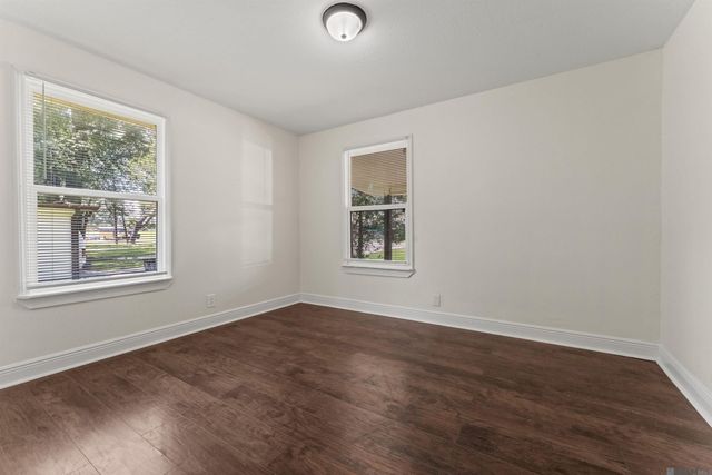 15376 Tiger Bend Rd, Baton Rouge, LA 70817