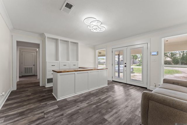 15376 Tiger Bend Rd, Baton Rouge, LA 70817