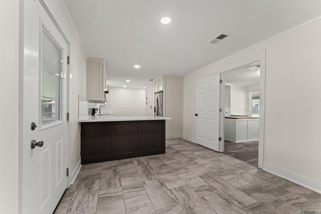 15376 Tiger Bend Rd, Baton Rouge, LA 70817