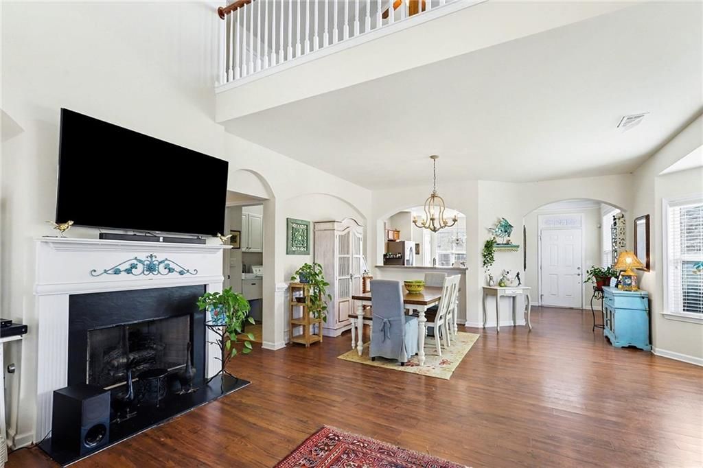 Image 5 of property listing at 5135 Hidden Meadow Drive, Cumming, GA 30040