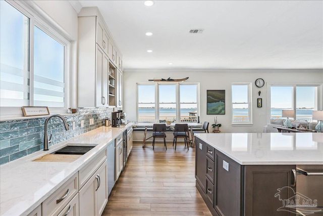 1894 Biscayne Cir Dr, Navarre, FL 32566