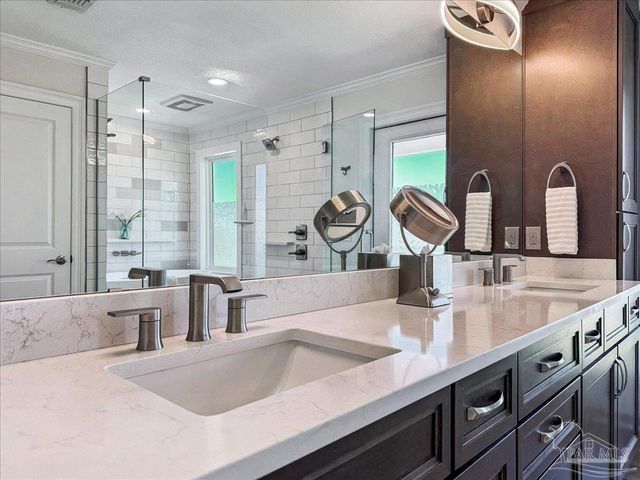 1894 Biscayne Cir Dr, Navarre, FL 32566