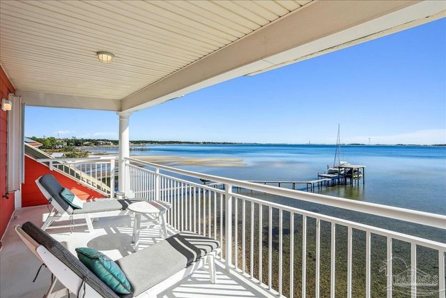 1894 Biscayne Cir Dr, Navarre, FL 32566