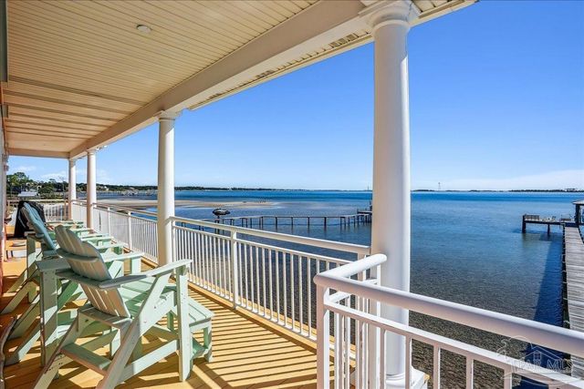 1894 Biscayne Cir Dr, Navarre, FL 32566