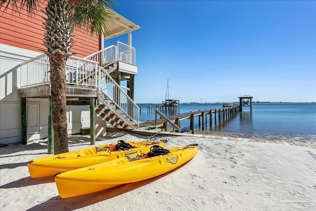 1894 Biscayne Cir Dr, Navarre, FL 32566