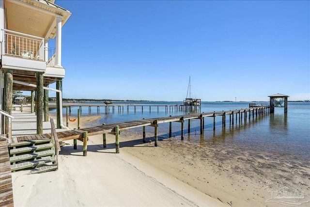 1894 Biscayne Cir Dr, Navarre, FL 32566