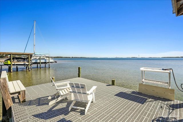 1894 Biscayne Cir Dr, Navarre, FL 32566