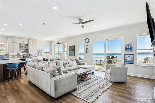 1894 Biscayne Cir Dr, Navarre, FL 32566