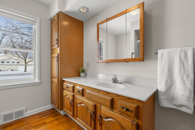 2229 W Osterhout Avenue, Portage City, MI 49024