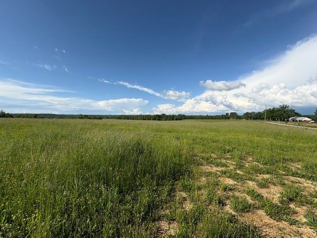 1 Topsy Rd, Waynesboro, TN 38485